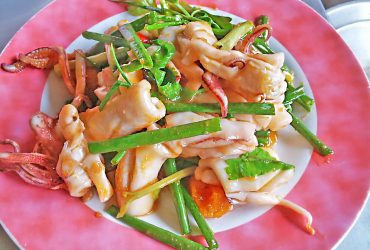 Stir-fried squid with salted eggs