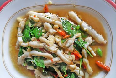 Spicy-fried razor clams with Thai herbs